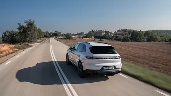 Porsche Cayenne S E-Hybrid (Carrara White Metallic) car desktop wallpaper for PC