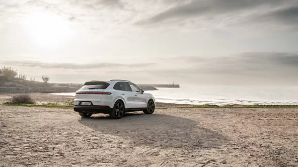 Porsche Cayenne S E-Hybrid (Carrara White Metallic) car desktop wallpaper for PC