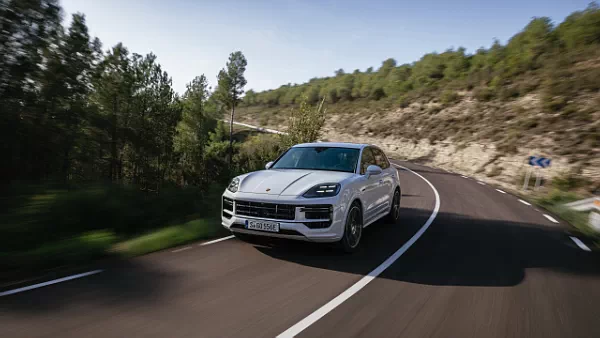 Porsche Cayenne Turbo E-Hybrid (Carrara White Metallic) car desktop wallpaper for PC