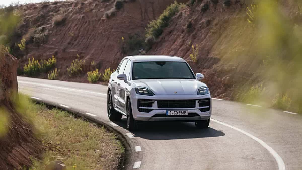 Porsche Cayenne Turbo E-Hybrid (Carrara White Metallic) car desktop wallpaper for PC