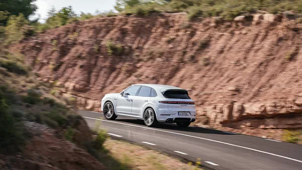 Porsche Cayenne Turbo E-Hybrid (Carrara White Metallic) car desktop wallpaper for PC