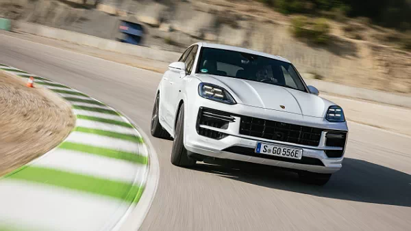 Porsche Cayenne Turbo E-Hybrid (Carrara White Metallic) car desktop wallpaper for PC