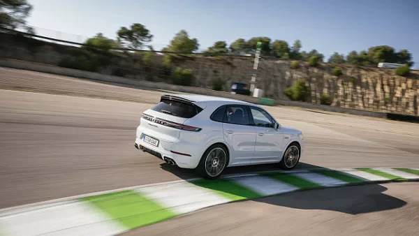 Porsche Cayenne Turbo E-Hybrid (Carrara White Metallic) car desktop wallpaper for PC