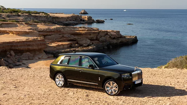 Rolls-Royce Cullinan Luxurian car desktop wallpaper for PC